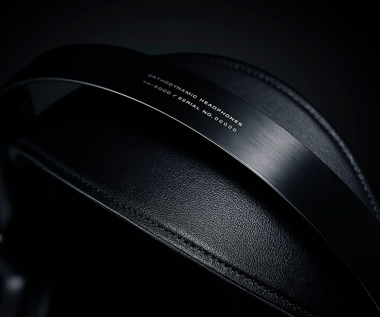 Angled top view of the YH-5000SE headphones.